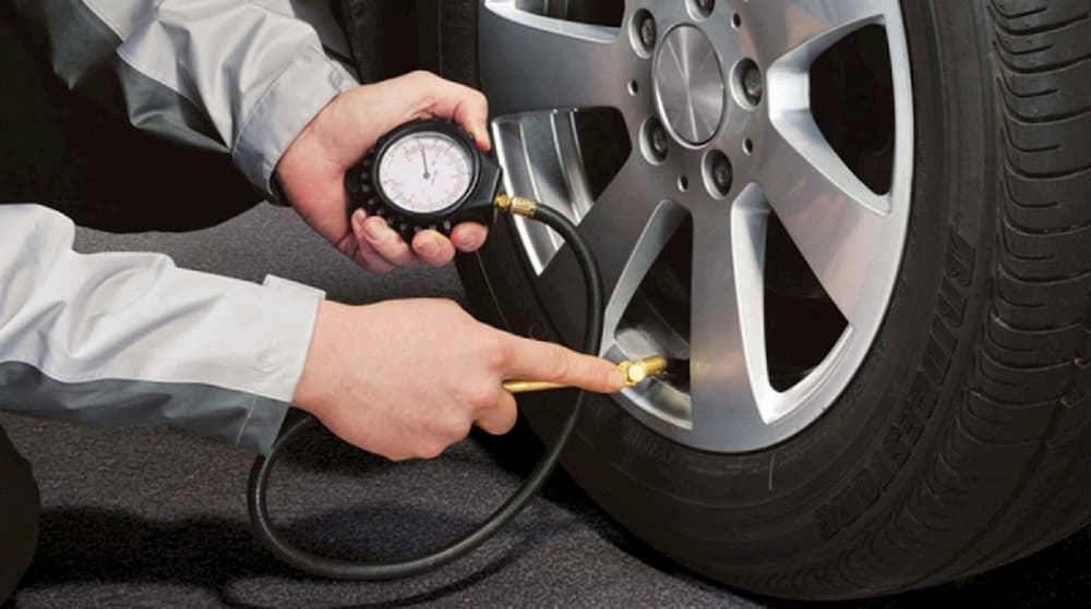 Áp suất lốp là gì? Cách đo áp suất lốp ô tô